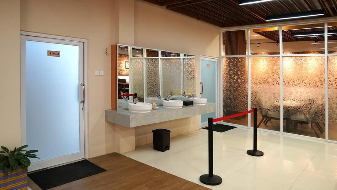 Elohim Hotel Sentani Jayapura Kültér fotó